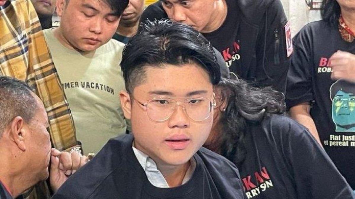 Robert Herry Son (22), pria yang dijadikan tersangka kasus dugaan menghina lambang negara setelah memasangkan bendera Merah Putih ke leher seekor anjing ketika menemui Hotman Paris Hutapea, Sabtu (26/8/2023).