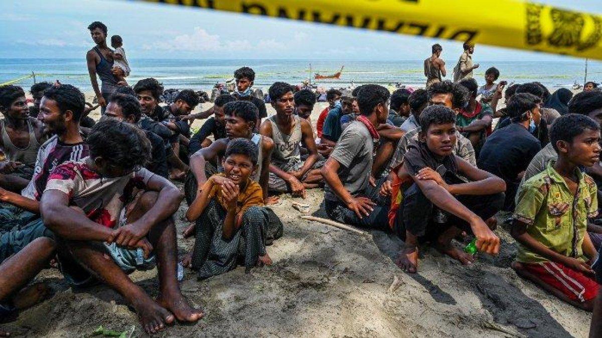 Lebih dari 300 pengungsi Rohingya, sebagian besar perempuan dan anak-anak, terdampar di pantai barat Indonesia pada 10 Desember.