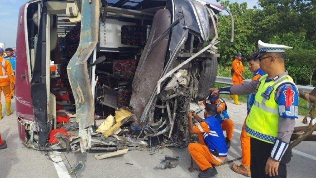 Rombongan anggota Partai Hanura mengalami kecelakaan di Jalan Tol Solo-Ngawi