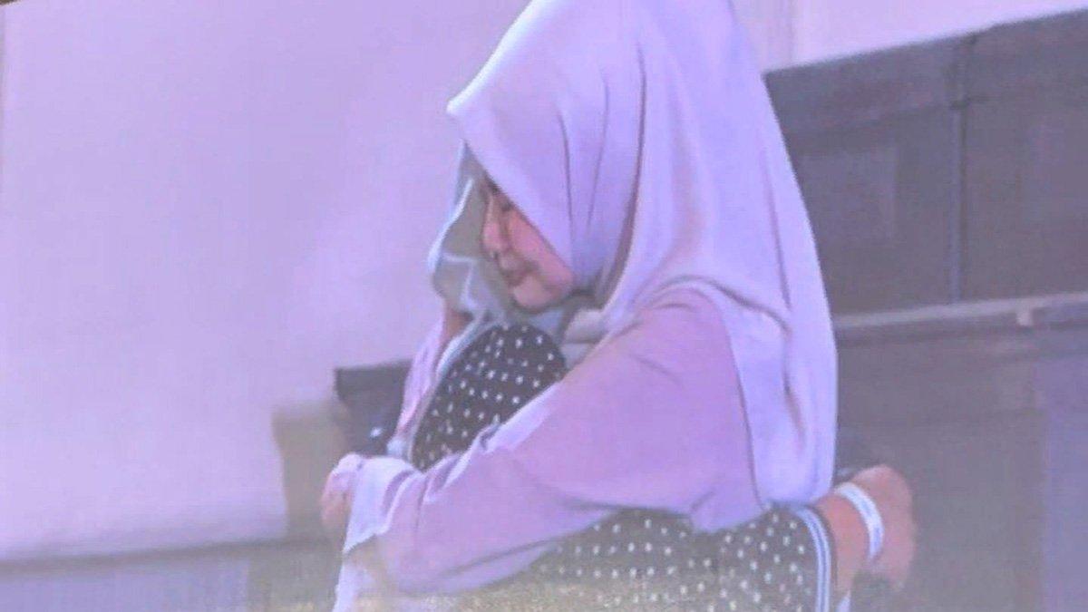 Rosita menangis saat curhat kerja di tiga tempat untuk biayai adik dan nenek