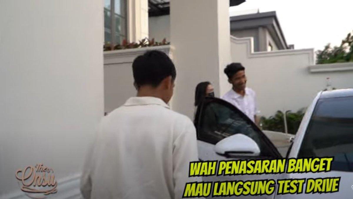Ruben Onsu beri hadiah mobil mewah untuk Betrand Peto.