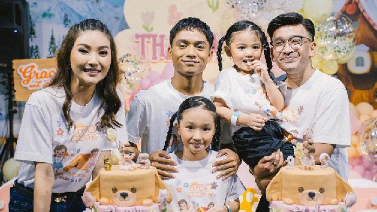 Ruben Onsu bersama Sarwendah dan Betrand Peto di acara ulang tahun Thalia dan Thania