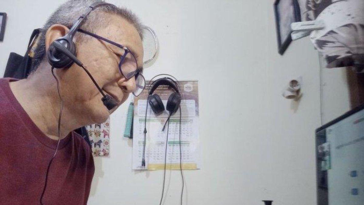 MENGAJAR BAHASA JEPANG - Inilah sosok Rudy Dermawan (64), pensiunan guru Bahasa Jepang asal Bandung yang membuka kursus dengan harga seikhlasnya.