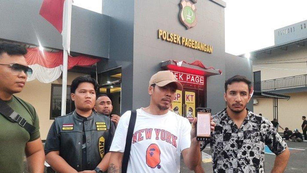 Rudy Golden Boy saat Polsek Pagedangan Tangerang usai klarfikasi video keributaan di minimarket yang sempat viral di media sosial.