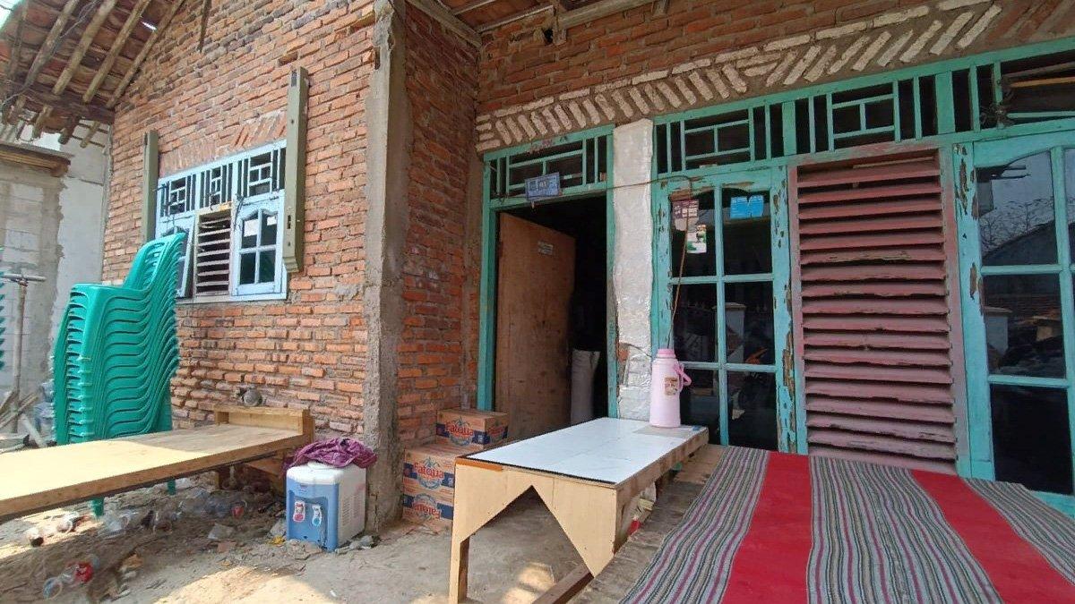 Rumah Dasem (66) yang juga tempat ia menemukan anaknya, NN (34), tewas dengan bibir bagian bawah disayat, Kampung Rawabangkong, Desa Jatireja, Kecamatan Cikarang Timur, Kabupaten Bekasi, Minggu (1/10/2023).