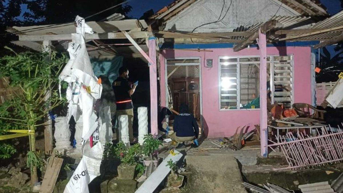 Rumah Kusairi (53) warga Dusun Timur, Desa Nyalabu Daja, Kecamatan Pamekasan, porak poranda diduga dibom orang tak dikenal pada Senin (19/2/2024) dini hari.