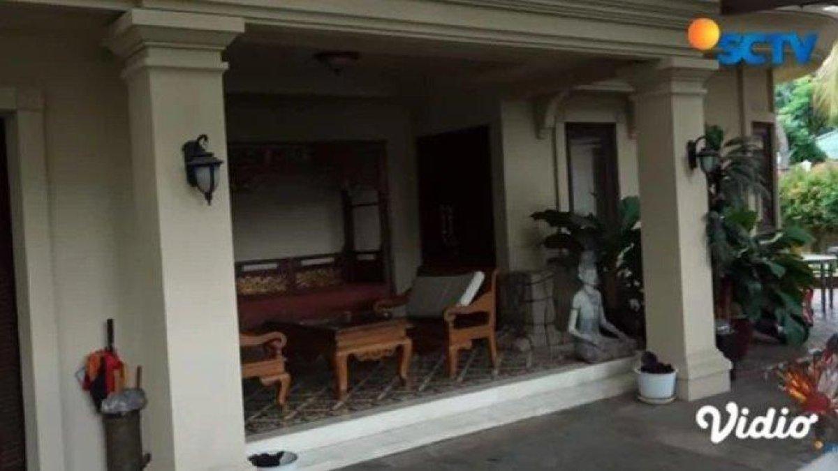Rumah Sabda Ahessa tampak asri dengan beberapa tanaman hijau memenuhi halaman rumah sang atlet.