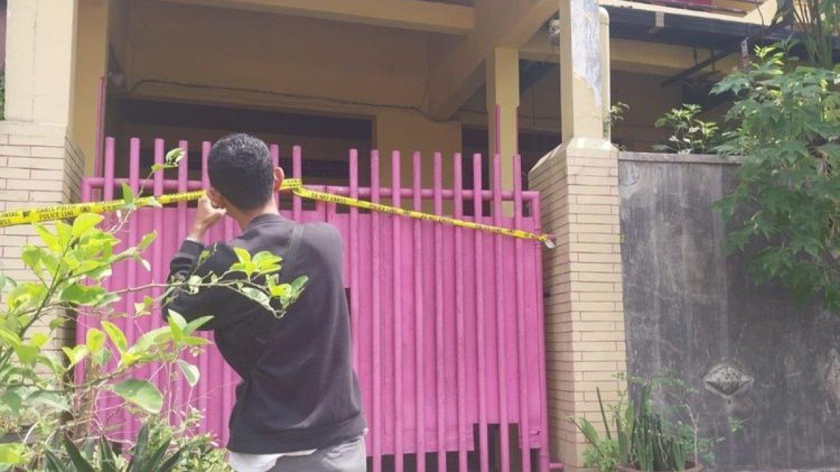 Rumah di Jalan Serayu, Kelurahan Bunulrejo, Kecamatan Blimbing, Kota Malang pada Minggu (31/12/2023) diberi garis polisi yang menjadi diduga lokasi pembunuhan dan mutilasi.