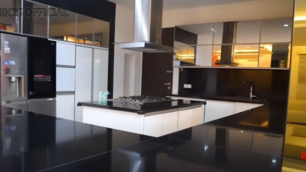 Rumah mewah Ria Ricis dan Teuku Ryan yang masih nyicil.