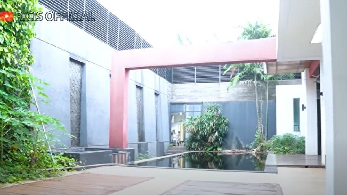 Rumah mewah Ria Ricis dan Teuku Ryan yang masih nyicil.
