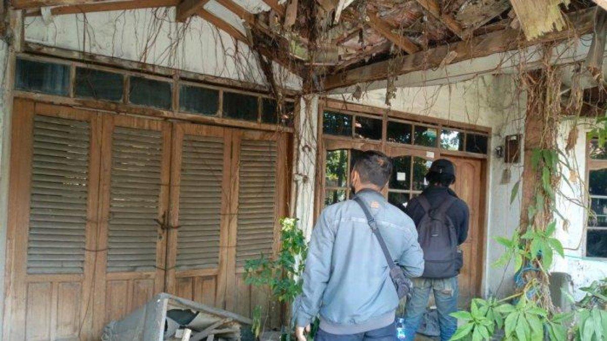 Rumah mewah di Komplek Sukamenak Indah, Bandung yang kondisinya terbengkalai karena penghuninya ibu yang sudah berusia senja dan hidup sebatang kara. Foto diambil Senin (2/10/2023).