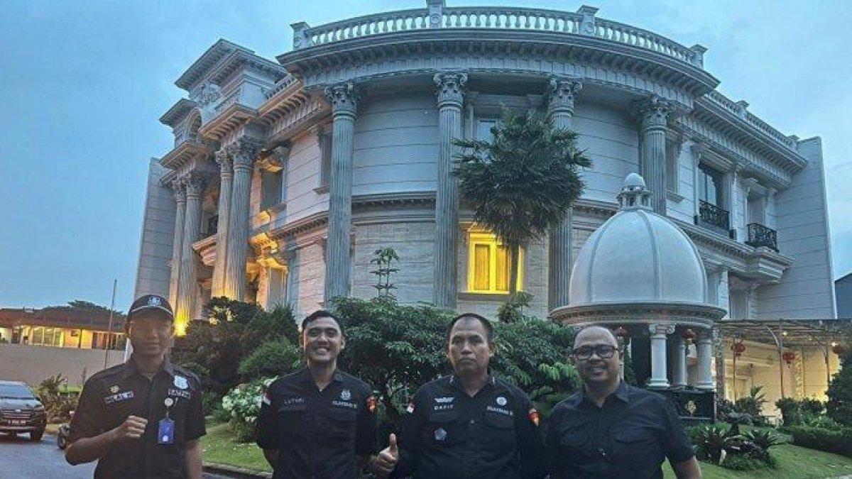 Rumah mewah milik bos timah asal Bangka Belitung, Thamron alias Aon yang disita Kejaksaan Agung terkait korupsi timah Rp 271 triliun di Crown Golf Utara Nomor 7 Summarecon Serpong, Banten.