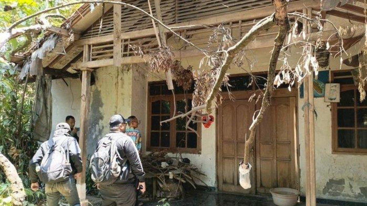 Rumah mewah terbengkalai di Kabupaten Bandung, ditinggali Bu Guritno seorang diri.