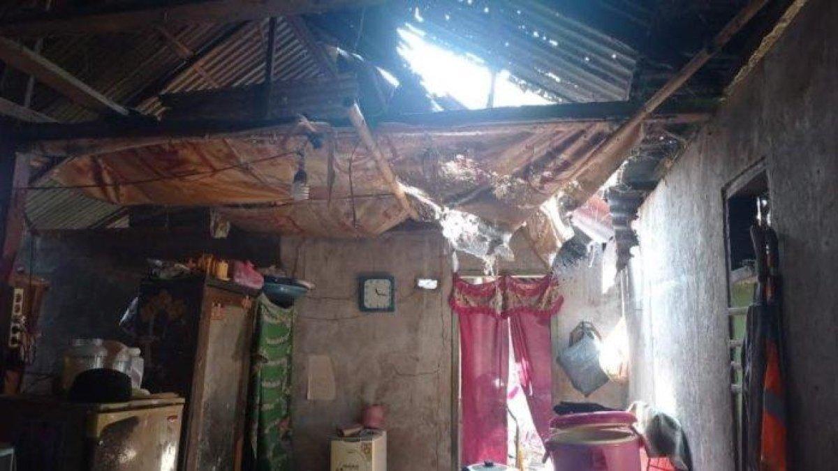 Rumah pasangan suami-istri Asmadi dan Ramlah di Lingkungan Ujung, Kecamatan Tiroang, Kabupaten Pinrang, Sulawesi Selatan, butuh uluran tangan. Atap rumahnya sudah mau roboh.