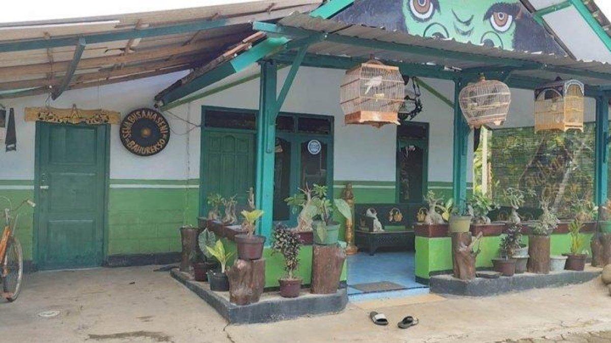 Rumah pramugari cantik Osima Yukari di Kendal, Jawa Tengah. Osima Yukari salah satu korban hilang terkait kebakaran di Glodok Plaza Jakarta Barat, Rabu(15/1/2025).