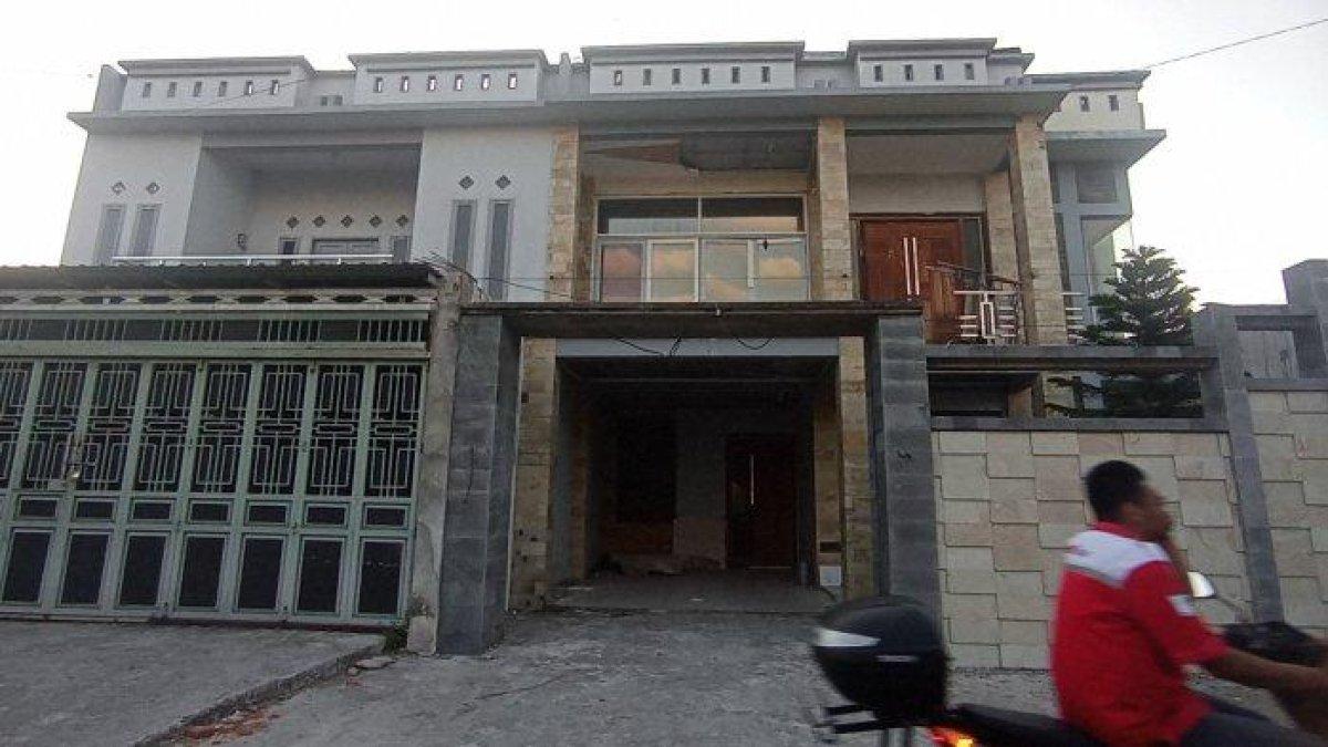 Rumah selebgram Nur Utami dan suaminya bernama Nasrul Nasir (NN) alias Saru (SR) di Lingkungan Tasokkoe, Kelurahan Salo, Kecamatan Watang Sawitto, Kabupaten Pinrang, Sulawesi Selatan, tampak sepi dari aktivitas, Selasa (19/9/2023). NN dikenal royal oleh tetangganya.