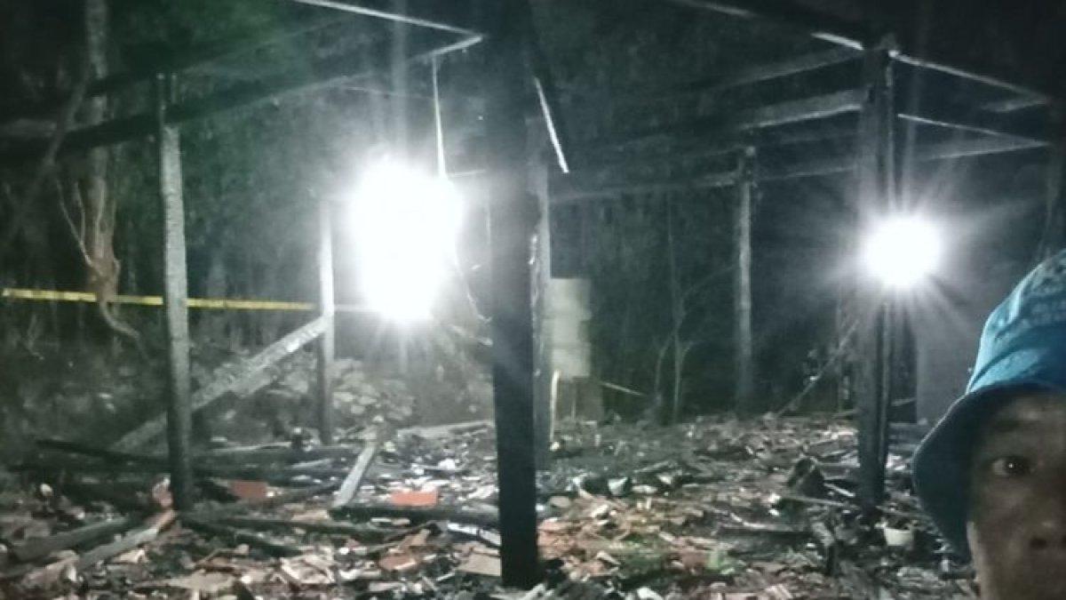 Rumah warga habis terbakar di Pedukuhan Nabin, Kalurahan Sidomulyo, Kapanewon Pengasih, Kabupaten Kulon Progo, Daerah Istimewa Yogyakarta. Penghuni rumah sedang menghadiri acara pengajian di Wates.