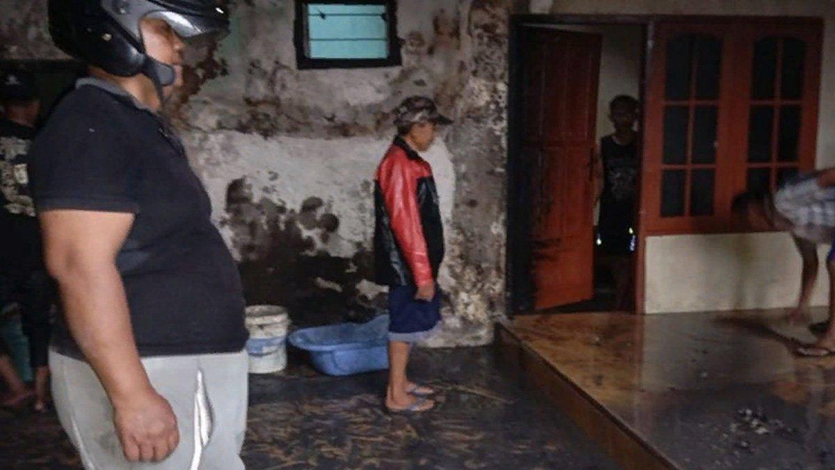 Rumah warga yang terbakar tersambar petir di Banyuwangi, Jawa Timur.