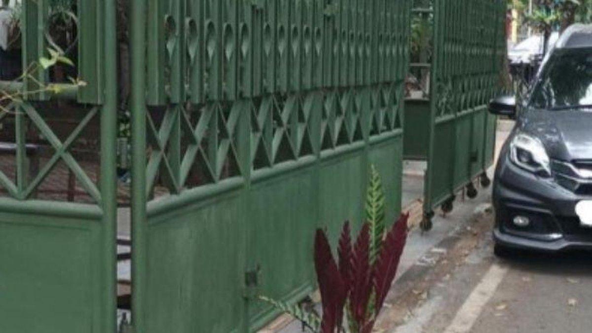 Rumah yang berada di Jalan Aceh, Kota Bandung, Jawa Barat itu terlihat offside membuat pagar pribadinya.
