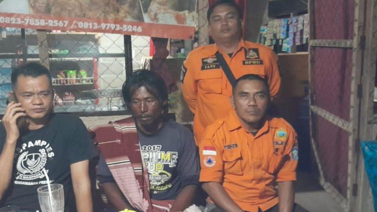 Rusmanto (45) menyandang sarung, nelayan dari Jakarta Utara yang hanyut empat hari dan ditemukan nelayan di Pantai Rebo, Bangka, Minggu (10/9/2023).