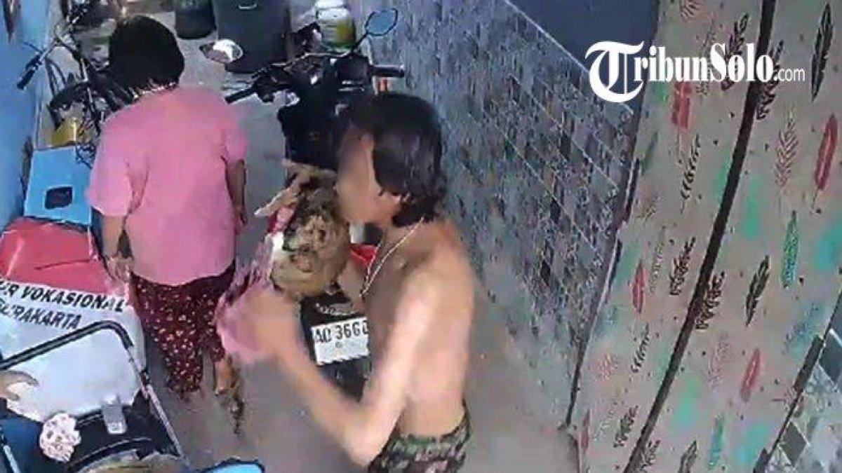 S saat membawa kucing pelaharaan yang dianiaya olehnya di Solo