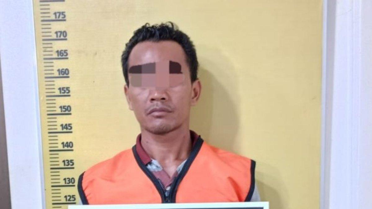SB (44), pelaku pembakar hutan dan lahan di Desa Kualu Nenas, Kecamatan Tambang, saat diamankan di Polres Kampar, Riau, Kamis (5/10/2023).