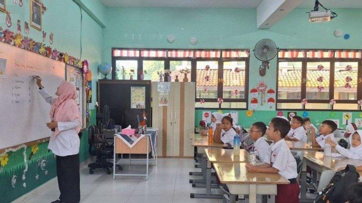 SEKOLAH RAKYAT 2025 - Pemerintah tengah mempersiapkan peluncuran Sekolah Rakyat, sebuah program pendidikan berkonsep asrama yang diperuntukkan bagi anak-anak dari keluarga miskin dan miskin ekstrem. Dalam proses seleksi guru, pemerintah akan melibatkan tenaga pengajar yang telah lulus Pendidikan Profesi Guru (PPG), terutama mereka yang belum mendapatkan penempatan di daerah.