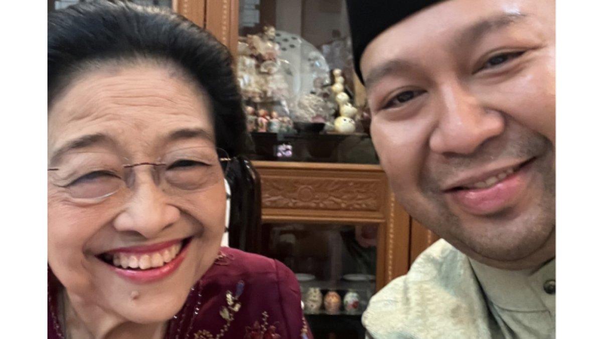 SELFIE DIDIT MEGAWATI - Putra Presiden Prabowo, Didit Hediprasetyo berswafoto bersama Presiden ke-5 RI, Megawati Soekarnoputri pada momen Lebaran 2025.