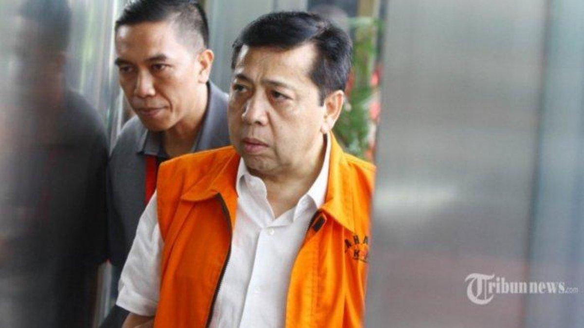 SETYA NOVANTO REMISI - Setya Novanto saat masih berstatus Tersangka kasus korupsi E-KTP keluar dari Gedung KPK Jakarta usai menjalani pemeriksaan, Selasa (19/12/2017). Setya Novanto kembali dapat remisi Idul Fitri 2025.