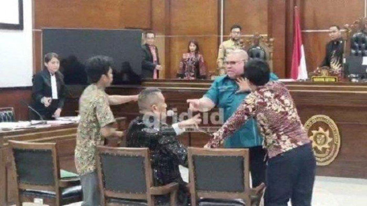 SIDANG RICUH - Suasana ricuh saat sidang dugaan pencemaran nama baik Hotman Paris VS Razman Nasution di PN Jakarta Utara, Kamis (6/2/2025). Kericuhan tersebut terjadi saat Razman Arif Nasution sebagai terdakwa tiba-tiba menghampiri Hotman Paris Hutapea saat sidang tengah berlangsung.