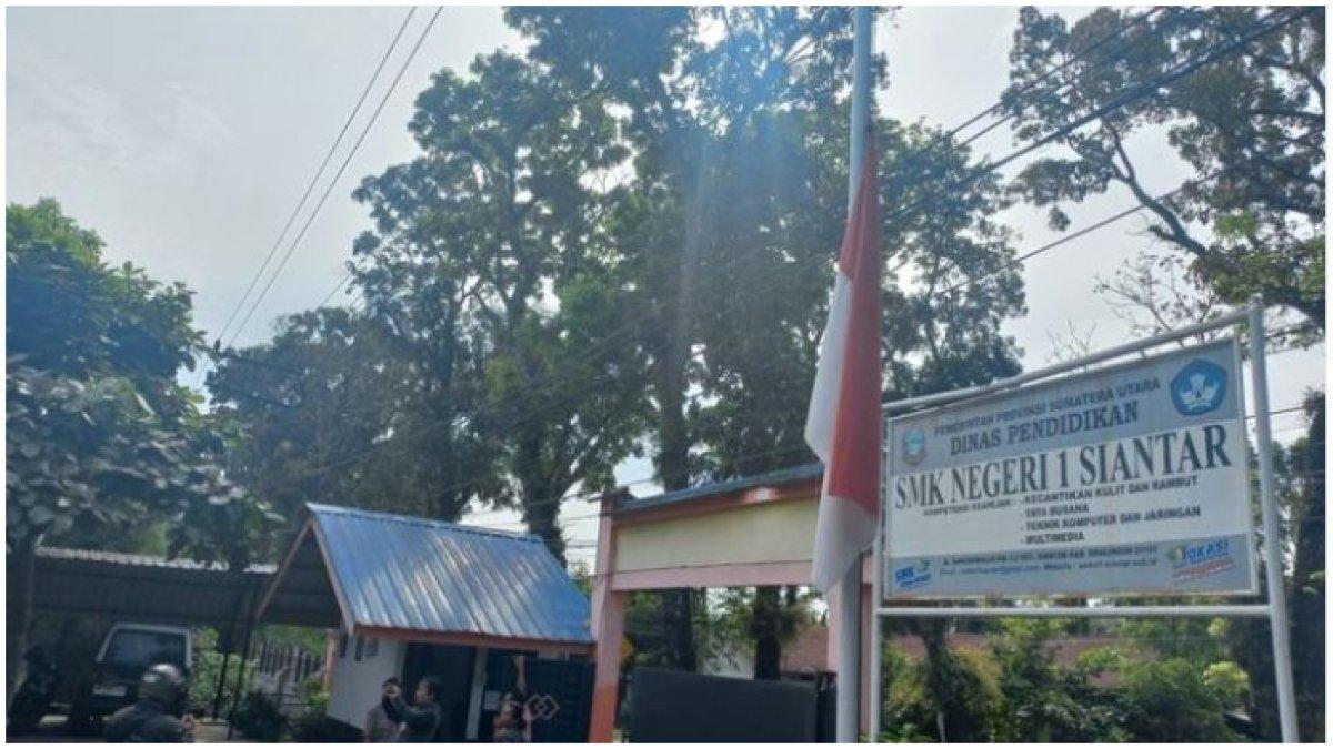 SMK N 1 Siantar kibarkan bendera setengah tiang bentuk dukacita 5 guru tewas kecelakaan
