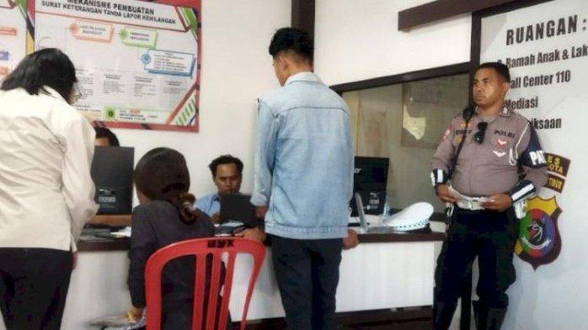 SN (25), warga Kota Kupang, diamankan di Markas Polres Kupang Kota