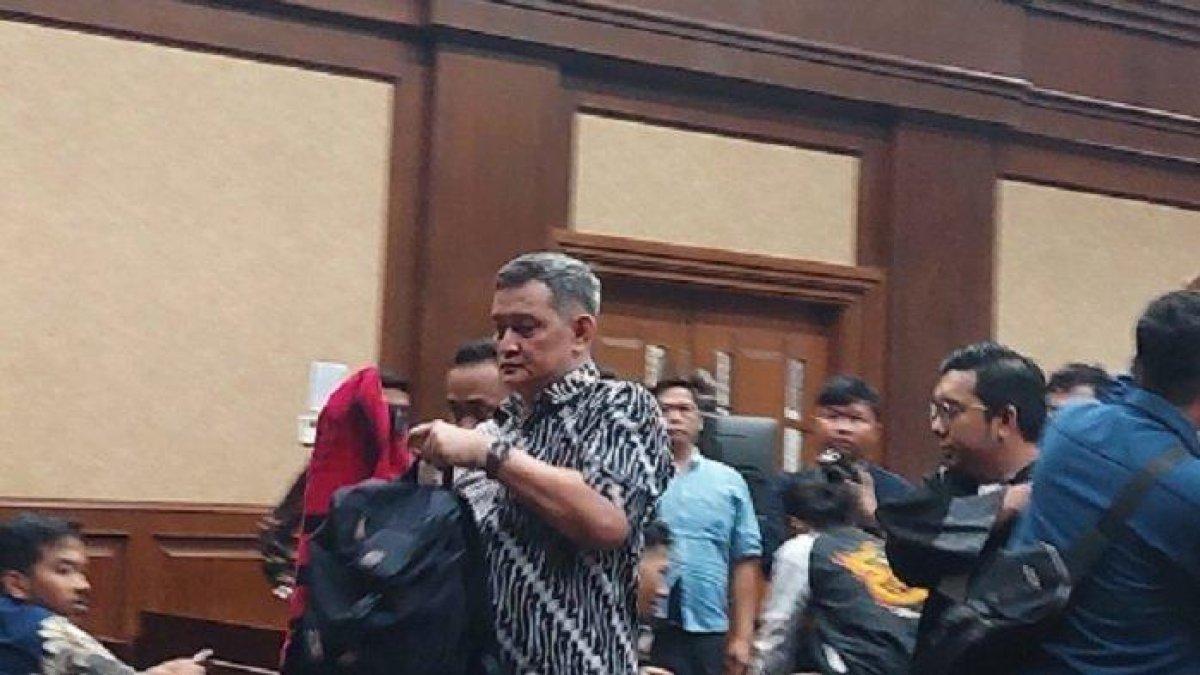 SOSOK EMIL ERMINDRA,- Sosok Emil Ermindra, mantan direktur keuangan di PT Timah  mendapatkan vonis hukuman 20 tahun terlibat korupsi bersama Harvey Moeis. Eks Direktur Keuangan PT Timah Tbk Emil Ermindra usai menjalani sidang pembacaan nota pembelaan dalam kasus korupsi tata niaga komoditas timah di Pengadilan Tipikor Jakarta, Kamis (12/12/2024).
