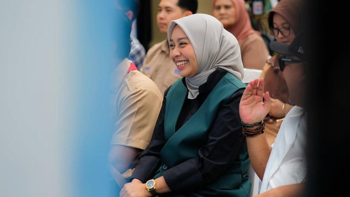 SOSOK WABUP GARUT - Sosok Wakil Bupati Garut, Putri Karlina kini sedang ramai jadi perbincangan setelah aksi beraninya menggretak ormas yang sweeping warung makan.