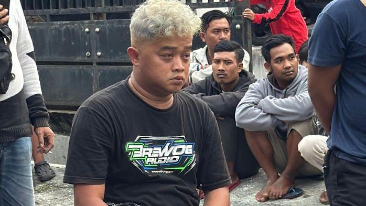 SOUND HOREG VIRAL - Sosok Edi atau Memed Potensio, operator sound horeg dari Brewog Audio yang dijuluki Thomas Alva Edi Sound Horeg kerap dibully netizen karena penampilannya yang terlihat ngantukan.
