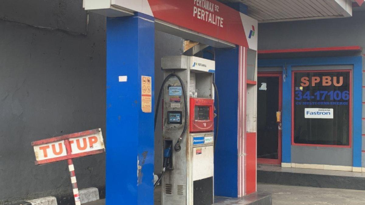 SPBU Pertamina Bulan-Bulan di Jalan Ir. Juanda, Kota Bekasi, ditutup sementara, Selasa (26/3/2024). Penutupan ini dilakukan usai adanya dugaan kebocoran Pertalite dengan air.