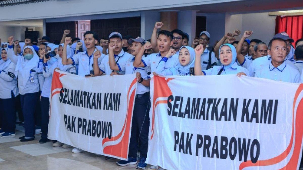 SRITEX TUTUP PERMANEN,- Suasana saat Wakil Menteri Tenaga Kerja (Wamenaker) Immanuel Ebenezer Gerungan (Noel) melalukan diskusi dengan serikat pekerja dan manajemen PT Sri Rejeki Isman Tbk (Sritex) di Sukoharjo, Jawa Tengah, pada Rabu (8/1/2025). Para pekerja Sritex membentangkan spanduk berisi pesan khusus untuk Presiden Prabowo Subianto.