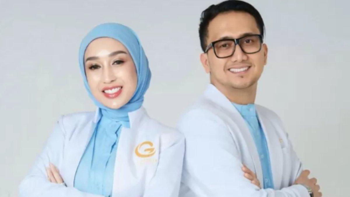 SUAMI REZA GLADYS,- Sosok Attaubah Mufid, suami dari Reza Gladys, ternyata memiliki latar belakang mentereng.