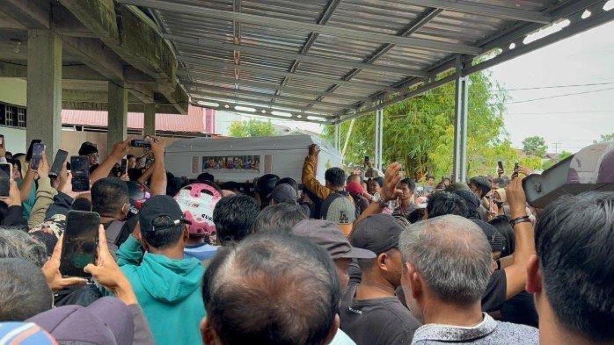 SUASANA RUMAH FENI - Kerangka mayat Feni Ere tiba di rumah duka di Jalan Pongsimpin, Kelurahan Mungkajang, Kecamatan Mungkajang, Palopo, Kamis (20/2/2025). Isak tangis keluarga dan kerabat sambut kedatangan kerangka mayat Feni Ere di rumah duka.