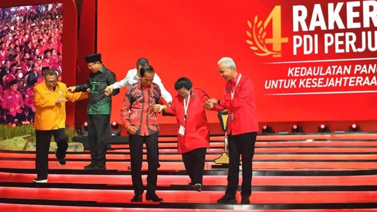Saat Jokowi dan Ganjar Gandeng Megawati di Rakernas PDIP.