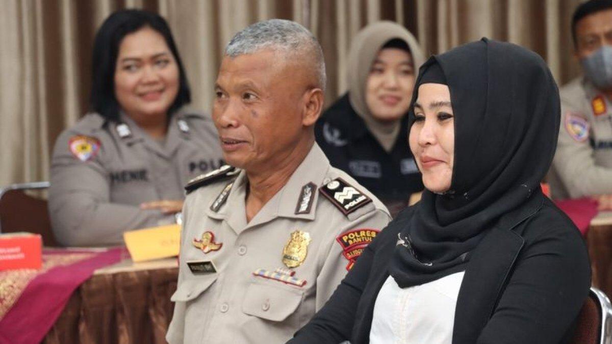 Saat Mbah Panut bersama pasangannya mengikuti sidang pernikahan di Polres Bantul