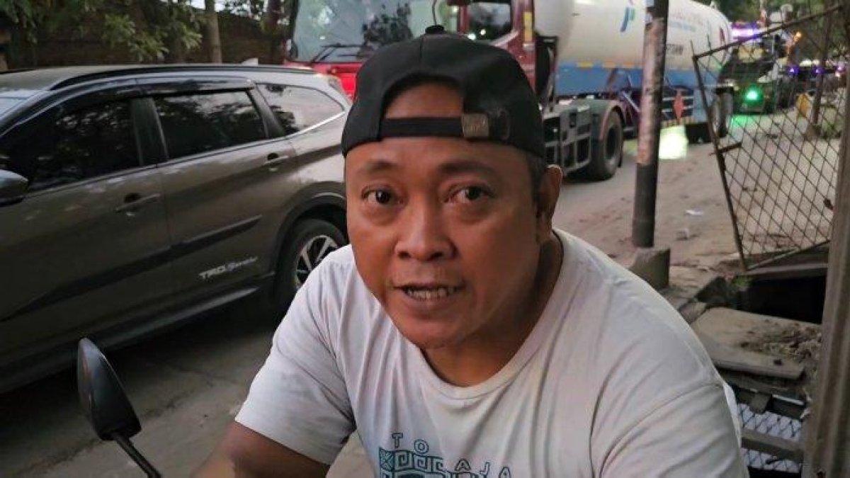 Karel (36), saksi mata di lokasi kecelakaan maut pengendara sepeda motor terlindas truk trailer di Jalan Raya Tugu, Cilincing, Jakarta Utara, Rabu (13/9/2023).