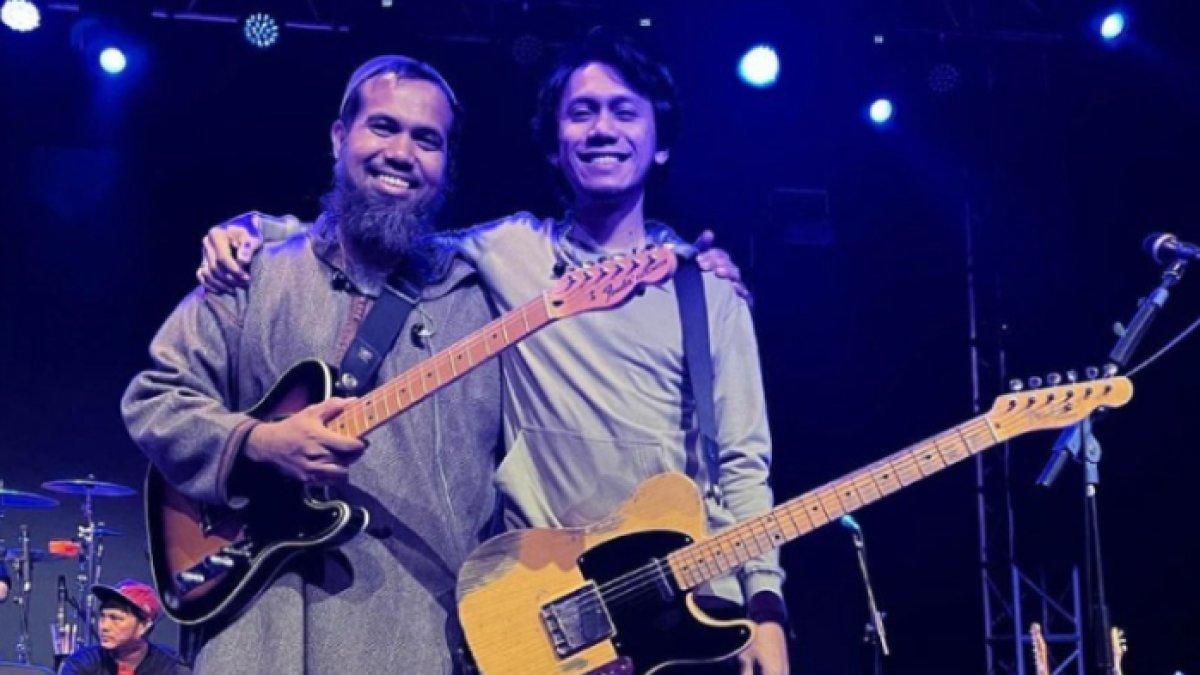 Saktia Ari Seno atau Salman al-Jugjawy mantan gitaris Sheila On 7 sepanggung bersama Eross Candra