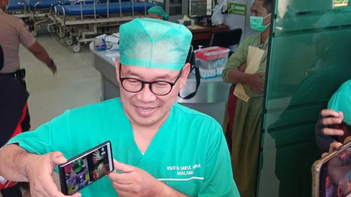 Salah satu dokter di Rumah Sakit Saiful Anwar (RSSA) di Kota Malang, Jawa Timur menunjukkan video langsung kegiatan operasi pemisahan bayi kembar siam pada Sabtu (12/8/2023), pagi.