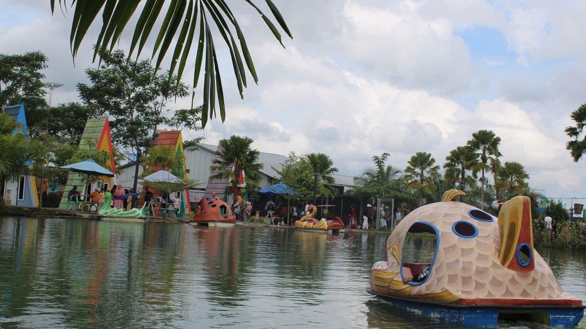 Salah satu wahana sepeda air di Umbul Bening Banyuwangi