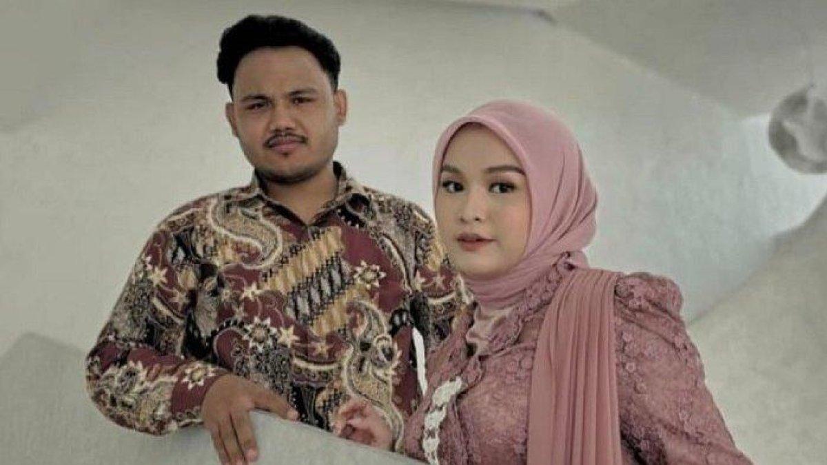Salma Salsabil dan Dimansyah Laitupa lamaran