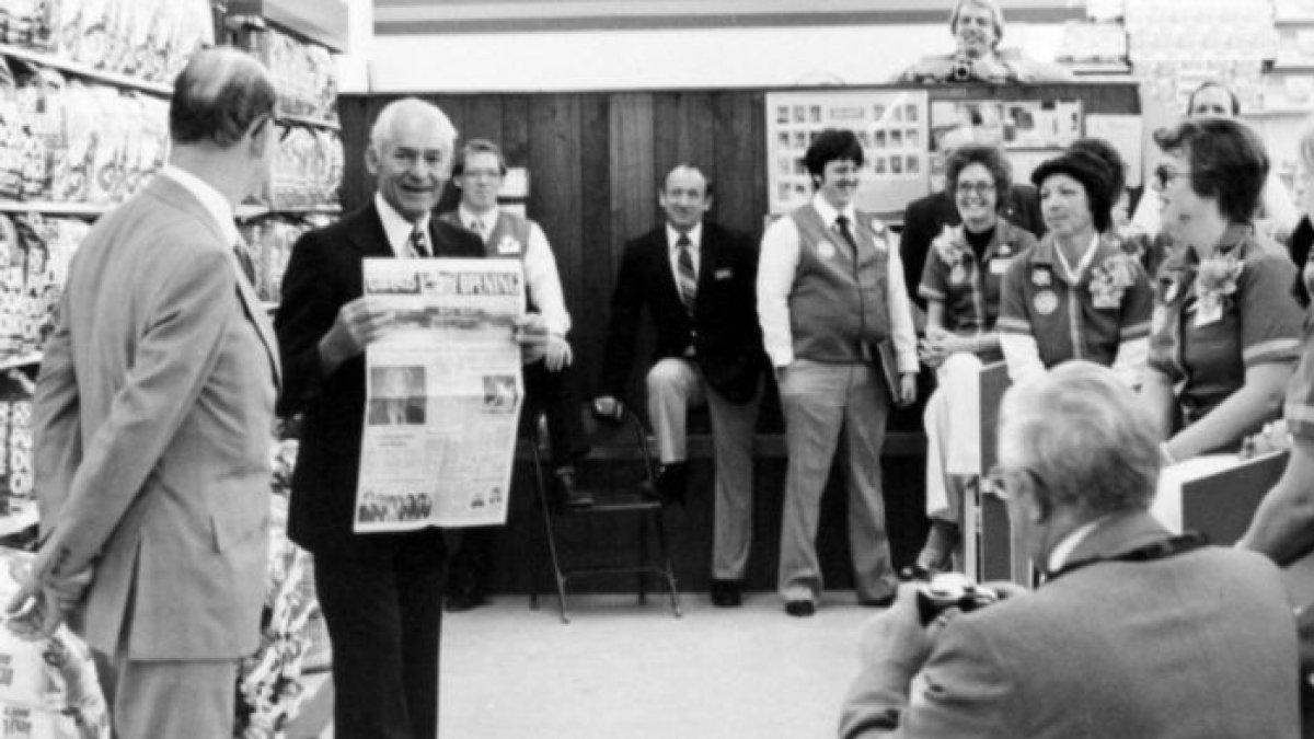 Sam (dua dari kiri) pendiri Walmart meninggal dunia pada 1992.