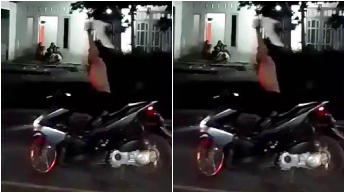 Sambil bertelanjang dada, remaja ini sok-sokan geber knalpot