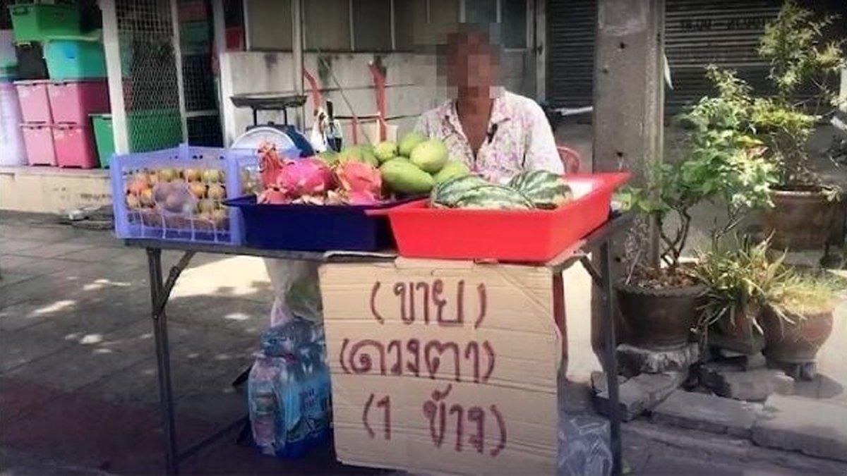 Sambil dagang buah, pria ini juga menawarkan bola matanya untuk dijual karena terlilit utang banyak