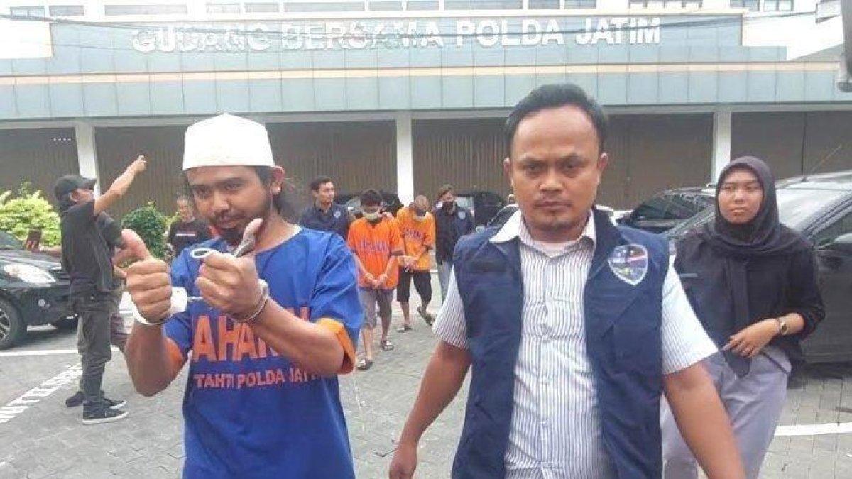 Samsudin dan dua tersangka lainnya saat dibawa ke Gedung Ditreskrimsus Mapolda Jatim